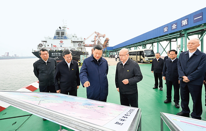 2023年5月11日至12日，中共中央總書記、國家主席、中央軍委主席習近平在河北考察，并主持召開深入推進京津冀協同發展座談會。這是11日下午，習近平在滄州市黃驊港煤炭港區碼頭考察。 新華社記者 李學仁/攝