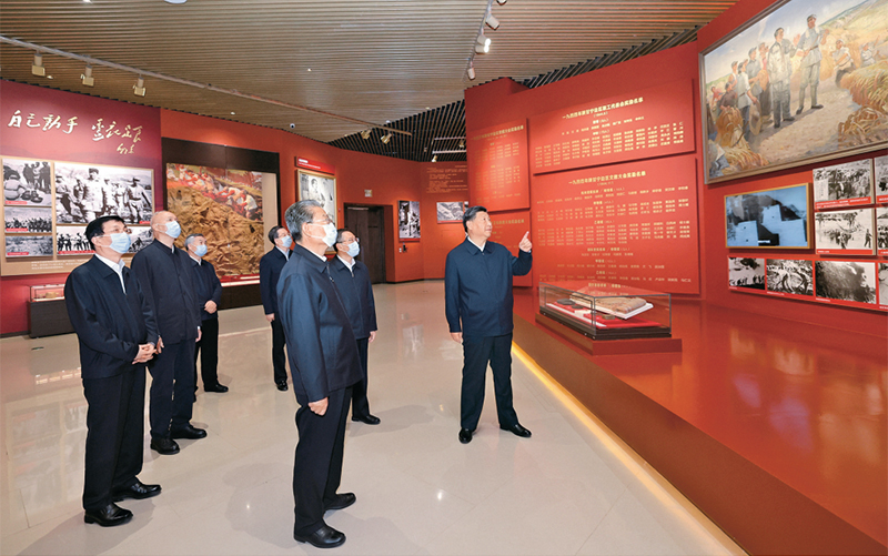 2022年10月27日，中共中央總書記、國家主席、中央軍委主席習近平帶領中共中央政治局常委李強、趙樂際、王滬寧、蔡奇、丁薛祥、李希，瞻仰延安革命紀念地。這是習近平等在延安革命紀念館，參觀《偉大歷程——中共中央在延安十三年歷史陳列》。 新華社記者 鞠鵬/攝